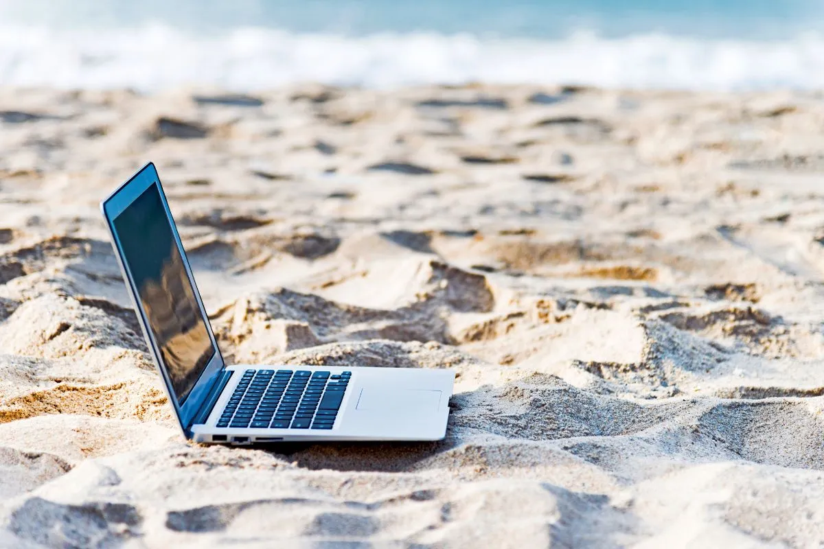 砂浜にノートパソコン
