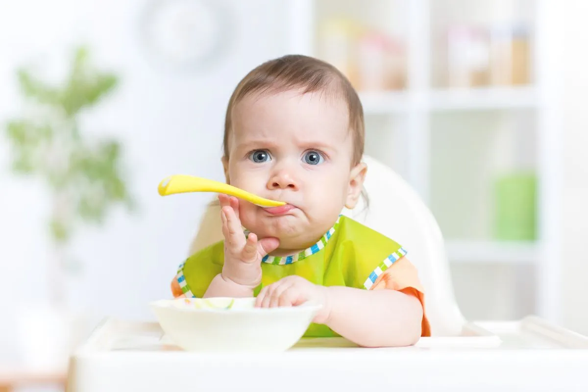食事中の赤ちゃんの画像