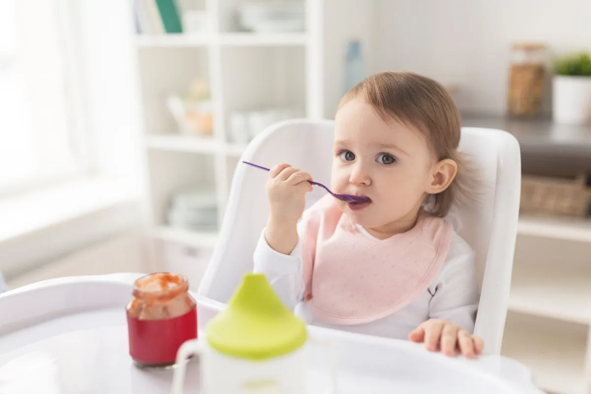 食事中の赤ちゃんの画像