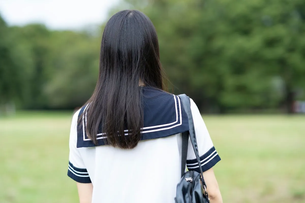 女子学生の後ろ姿の画像