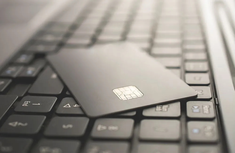 クレジットカードとパソコンのアイキャッチ画像