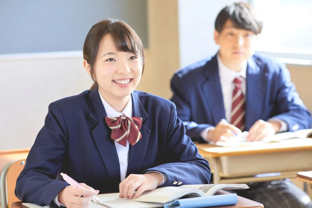 女子高生が笑顔で授業を受けている画像