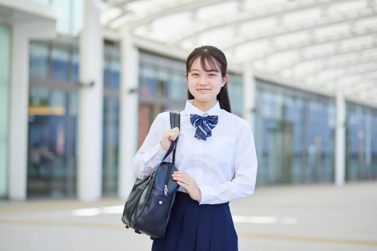 女子高生がほほ笑む画像