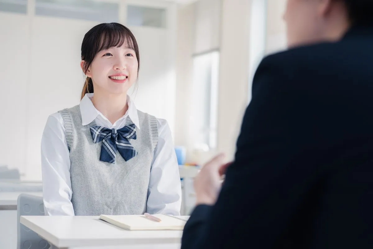 女子高生が面談している画像